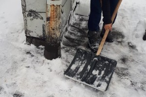 Пр-т Ленина 52, кв.59, очистка кровли от снега